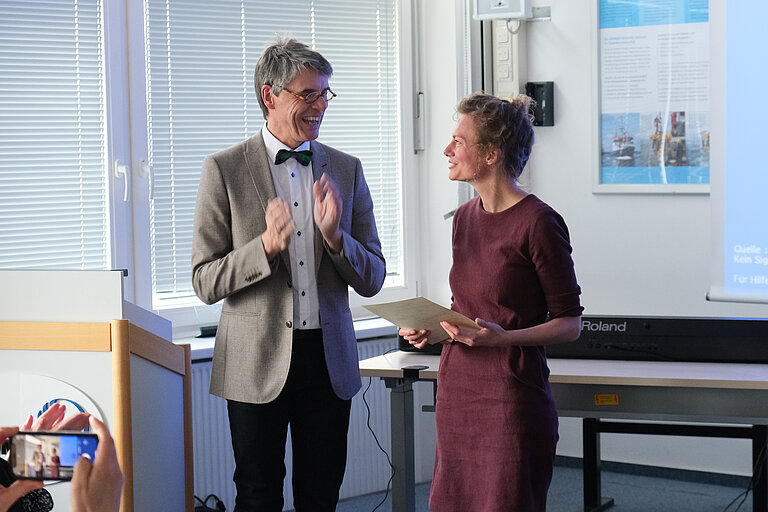 Professor Dr. Arne Körtzinger, GEOMAR, 1. Vorsitzender der Annette Barthelt-Stiftung gratuliert Dr. Cora Hörstmann. 