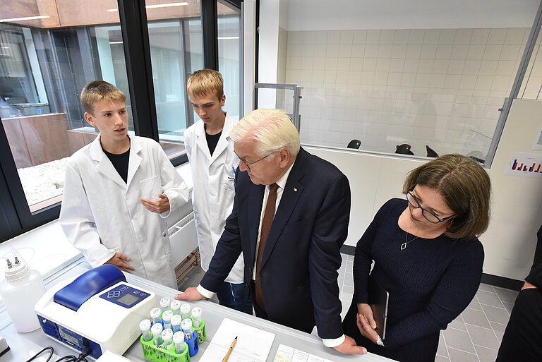 Lasse Hilscher und Robin Lundius aus dem Freitags-Forschungs-Club präsentierten ihr Experiment zu Nährstoffmessungen in der Schwentine.