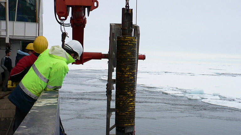 Ausbringen eines Kastenlots im Arktischen Ozean.