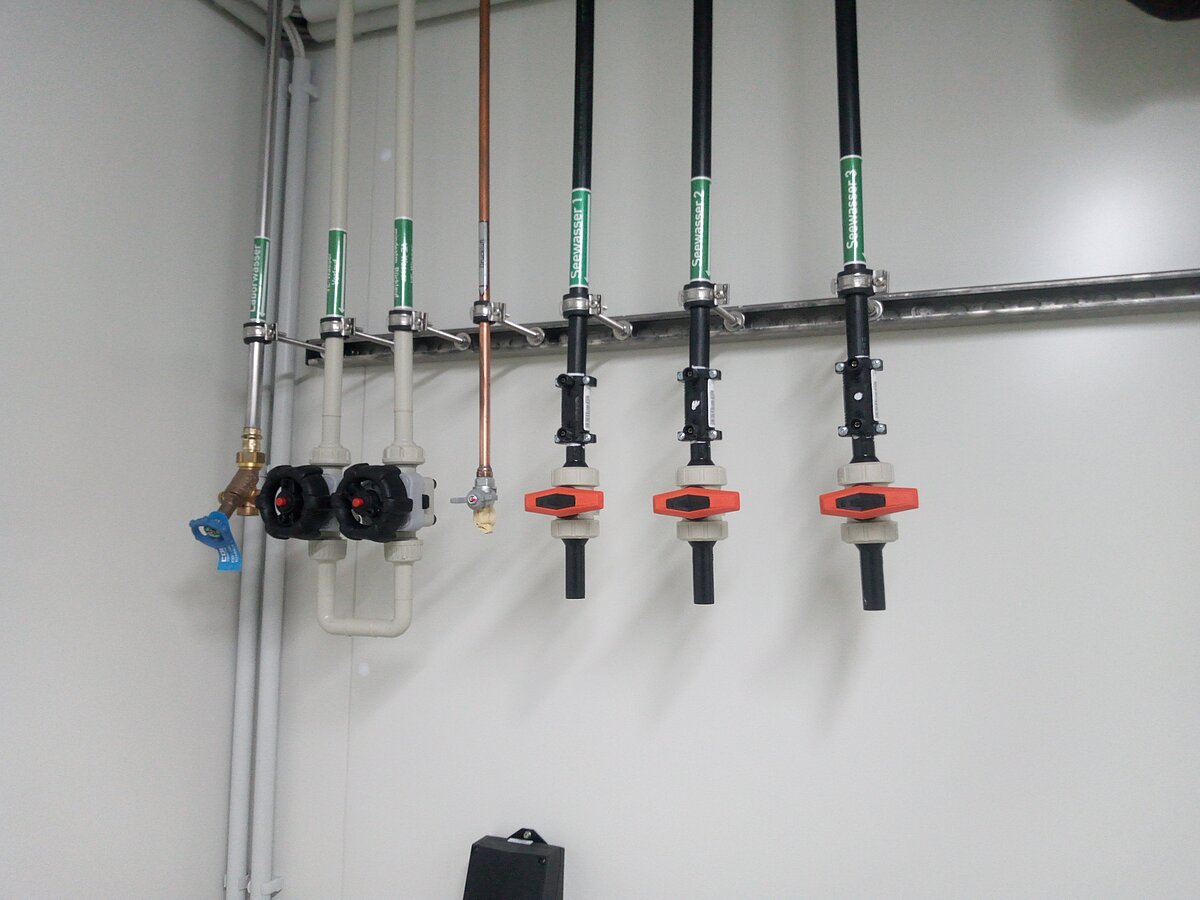 Seewasserleitungen mit Wasserhähnen