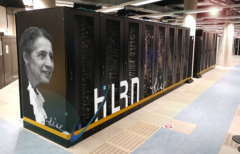 Serverraum mit schrankgroßen Computern