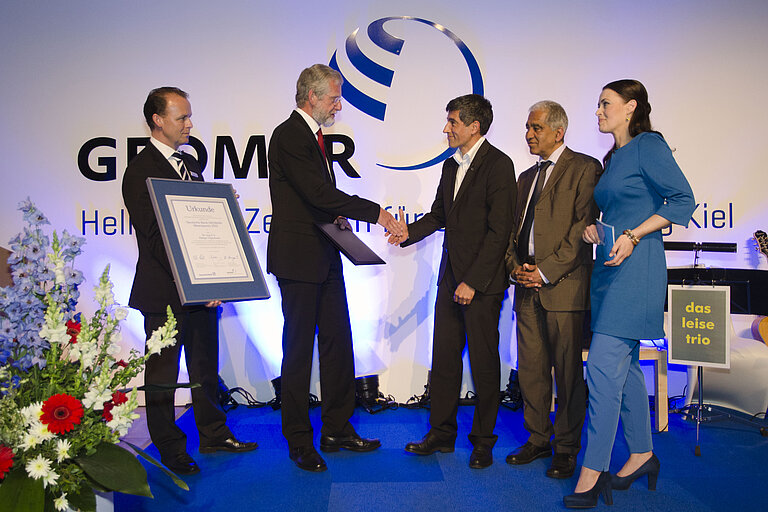 Christian Maaß von der Deutschen Bank (li.), GEOMAR-Direktor Prof. Peter Herzig (2.v.l.), Prof. Mojib Latif (2. v. re.) und Moderatorin Annika de Buhr gratulieren dem Preisträger Ranga Yogeshwar. Foto: J. Steffen, GEOMAR