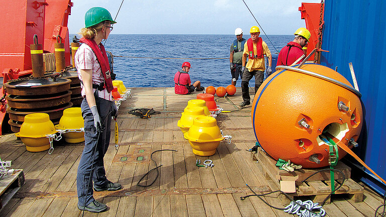 Auslegen einer Verankerung.Foto: Johannes Hahn/GEOMAR