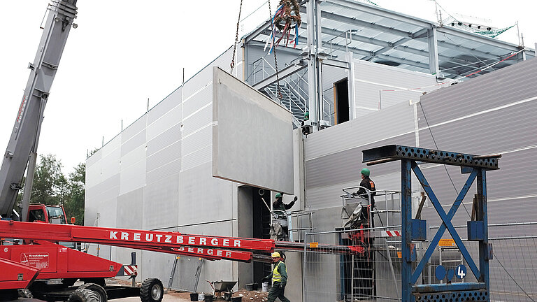 May 2016: Assembly of the precast concrete parts of the front of the Core & Rock Repository. Photo: Jan Steffen/GEOMAR