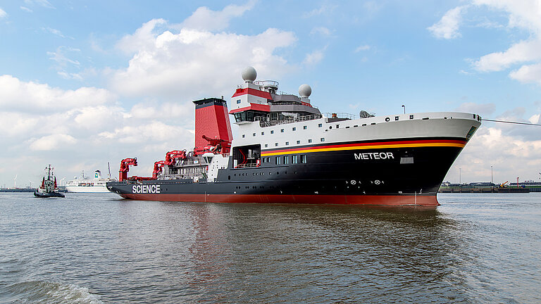 Die METEOR IV bei der Überführung zur Fassmer-Werft in Berne