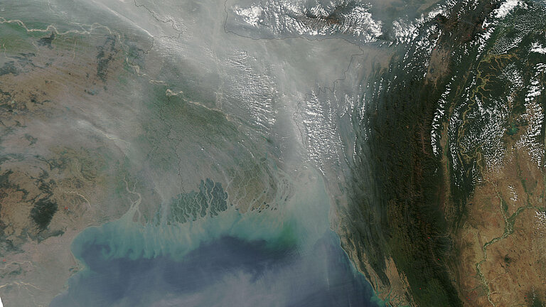 Blassgrauer Dunst zieht südlich des Himalaya entlang der Ostgrenze Bangladeschs zum Golf von Bengalen. 