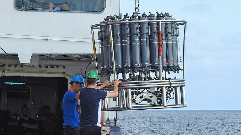 Ausbringen eines Kranzwasserschöpfers.
