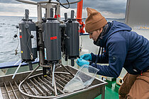 Abfüllen von Wasserproben aus dem Kranzwasserschöpfer für spätere Analysen.