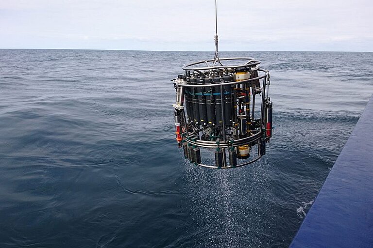 Ein Wasserkranzschöpfer mit CTD. Damit wird die Wassersäule analysiert. Foto: Conny Posern