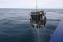 Ein Wasserkranzschöpfer mit CTD. Damit wird die Wassersäule analysiert. Foto: Conny Posern