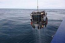 Ein Wasserkranzschöpfer mit CTD. Damit wird die Wassersäule analysiert. Foto: Conny Posern