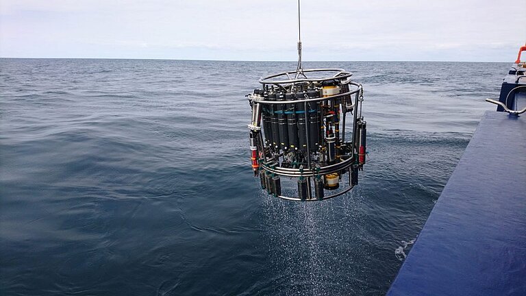 Ein Wasserkranzschöpfer mit CTD. Damit wird die Wassersäule analysiert. Foto: Conny Posern