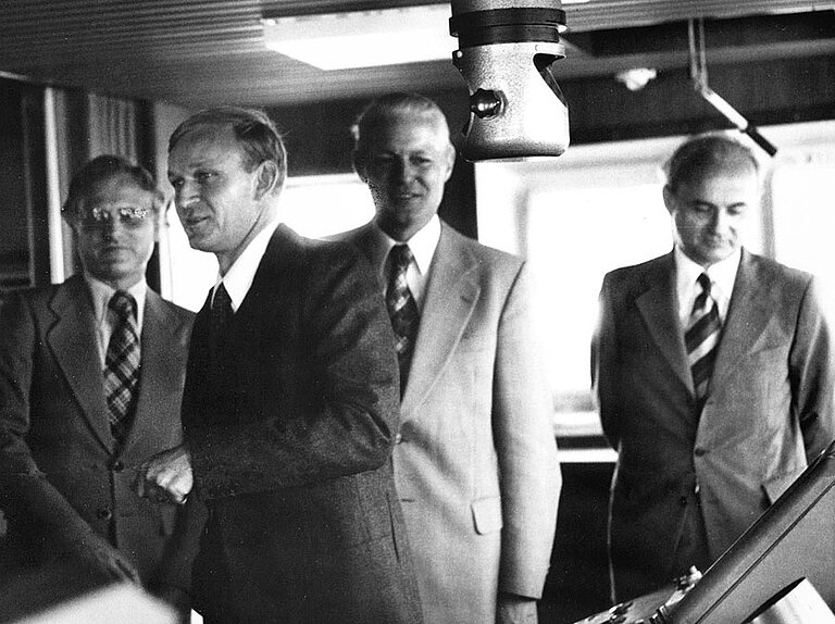 Indienststellung der POSEIDON 1976. V.l.n.r.: Gerold Siedler (geschäftsführender Direktor IfM), H. Schmickler (Kapitän POSEIDON), Ministerpräsident Gerhard Stoltenberg, H. Matthöfer. Foto: Archiv GEOMAR