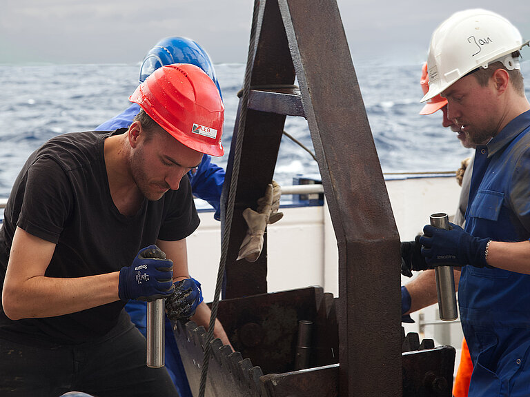 Collecting sediment samples from the dredge. Photo: Stefan Krumm, Universität Erlangen