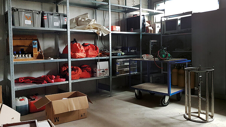 Das OSCM verfügt neben Lagern für allgemeine Zwecke über spezielle Räume für organische und anorganische Chemikalien, ein Probenlager mit Ultratiefkühlgeräten sowie ein Schiffslager.