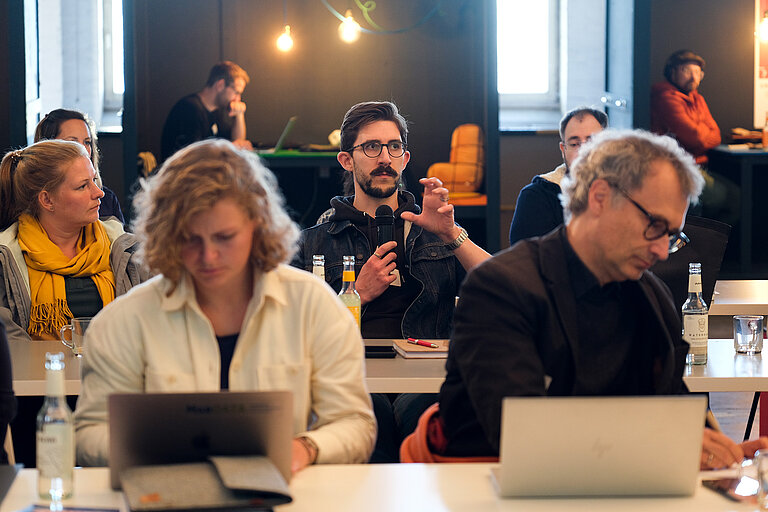 Personen im Raum beim MarData-Treffen