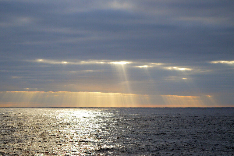 Meeresoberfläche und Himmel