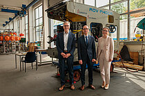 Frank Spiekermann, Verwaltungsdirektor des GEOMAR, Ministerialdirektor Stefan Müller, neuer Vorsitzender des GEOMAR-Kuratoriums und Professorin Dr. Katja Matthes, Direktorin des GEOMAR vor dem ferngesteuerten Tauchroboter ROV PHOCA. 