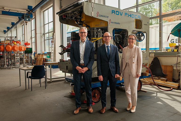 Frank Spiekermann, Verwaltungsdirektor des GEOMAR, Ministerialdirektor Stefan Müller, neuer Vorsitzender des GEOMAR-Kuratoriums und Professorin Dr. Katja Matthes, Direktorin des GEOMAR vor dem ferngesteuerten Tauchroboter ROV PHOCA. 