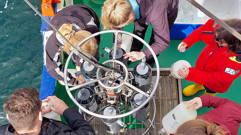 Young scientists fill samples from different water depths at the Boknis Eck measuring point. 