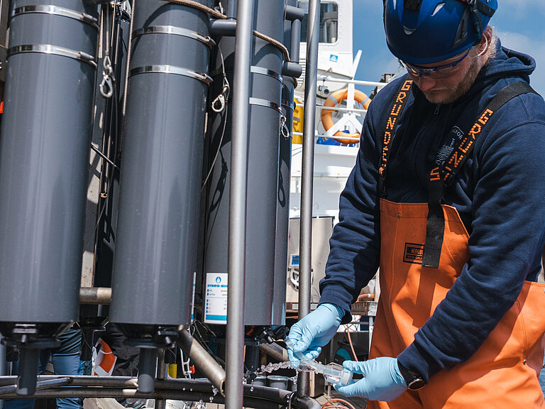 Taking water samples from the rosette water sampler on board the research vessel ALKOR in the Baltic Sea. Photo: Sarah Kaehlert, GEOMAR