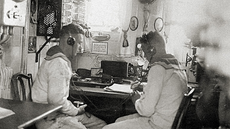 Originales schwarz-weiß Foto. Zwei Personen bedienen das Echolot