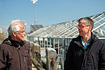 [Translate to English:] Prof. Dr. Martin Wahl (links), Gründer des GAME-Programms am GEOMAR, und sein Nachfolger Prof. Dr Arne Körtzinger stehen vor den Benthokosmen an der Kiellinie.