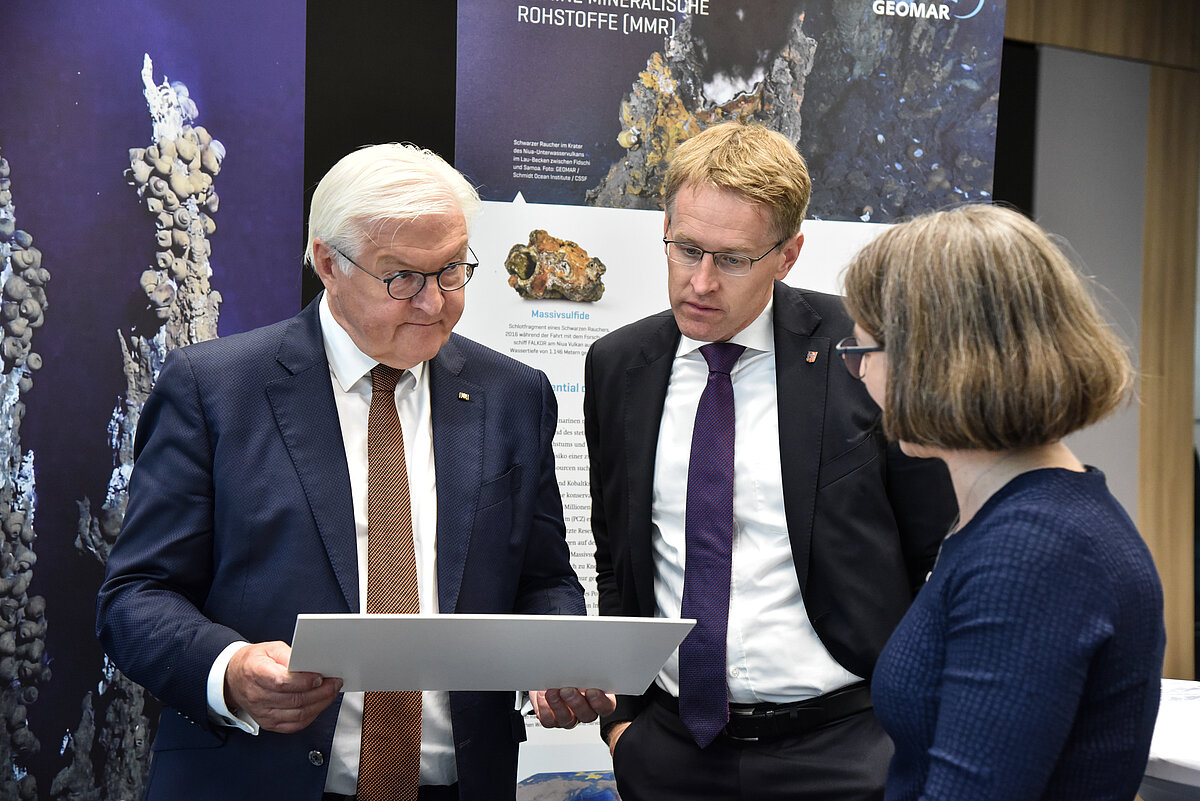 Bundespräsident Frank-Walter Steinmeier informiert sich am GEOMAR über den Schutz der Tiefsee. Foto: Thomas Eisenkrätzer