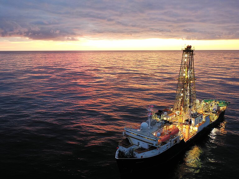 Ein Schiff auf dem Meer bei Sonnenaufgang
