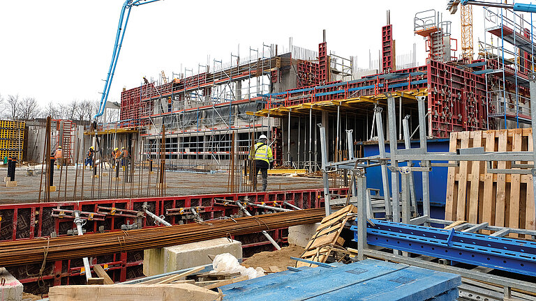 Das Baufeld mit Bewehrungen und Verschalungen zum Auffüllen des Betons. 