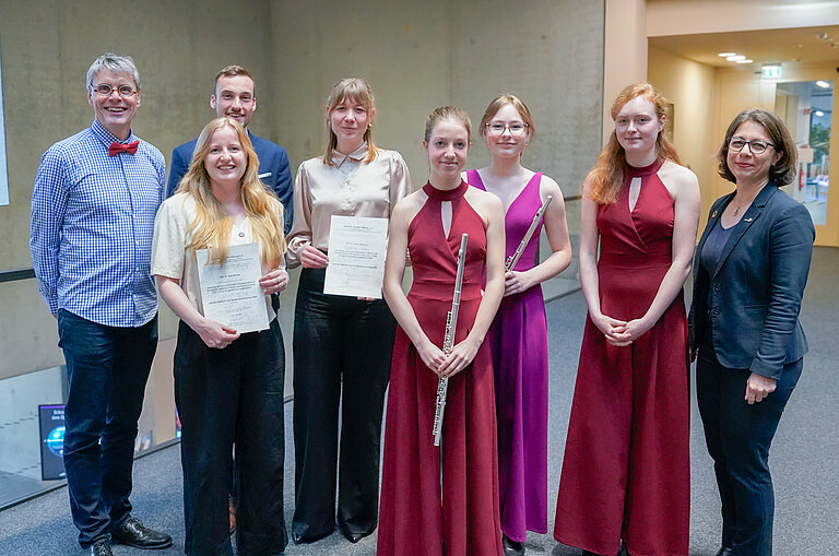 Gruppenfoto mit Preisträger:innen und Musikerinnen