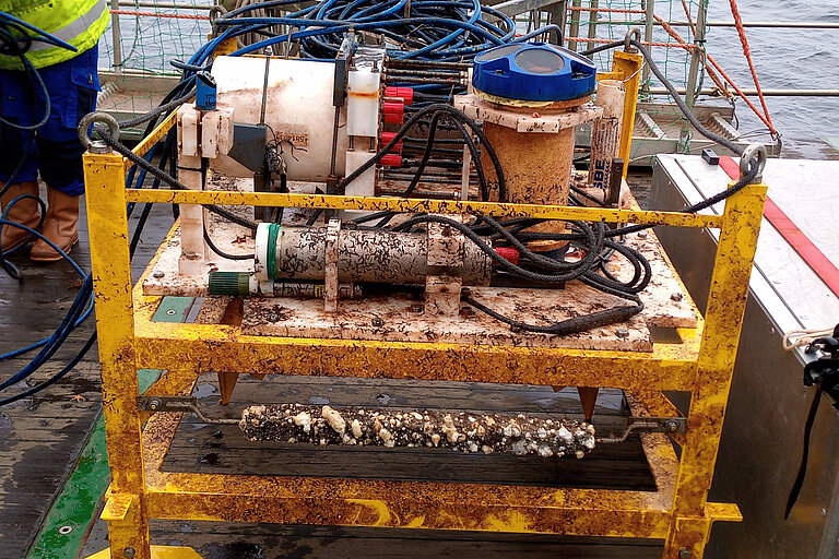 Gefunden. Am vergangenen Sonnabend barg die Crew des VWFS DENEB das vermisste Sensorgestell des Boknis-Eck-Observatoriums. Foto: Martin Steen/GEOMAR