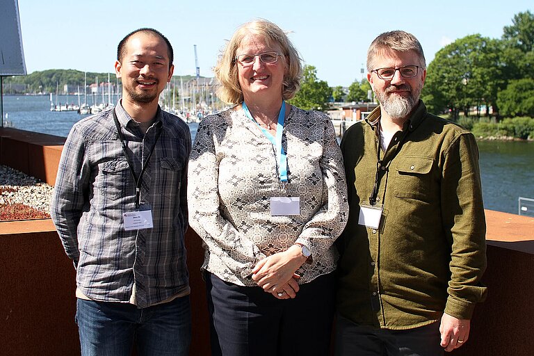 Dr. Jinru He (CAU), Prof. Ute Hentschel Humeida (GEOMAR) und Sebastian Fraune, HHU Düsseldorf