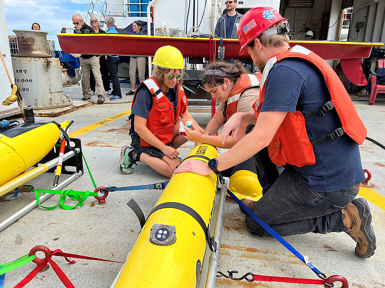 Ein Unterwasser-Roboter wird für den Einsatz im Agulhas-Strömungssystem vorbereitet. Foto: Johan Edholm, Universität Göteborg