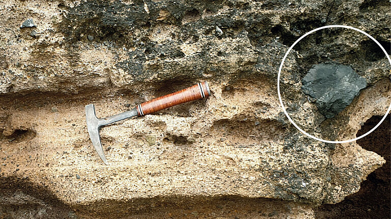 Vulkanoklastische Ablagerungen mit einer eingeschlossenenen vulkanischen Bombe