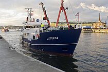 Ein Schiff mit blauem Rumpf