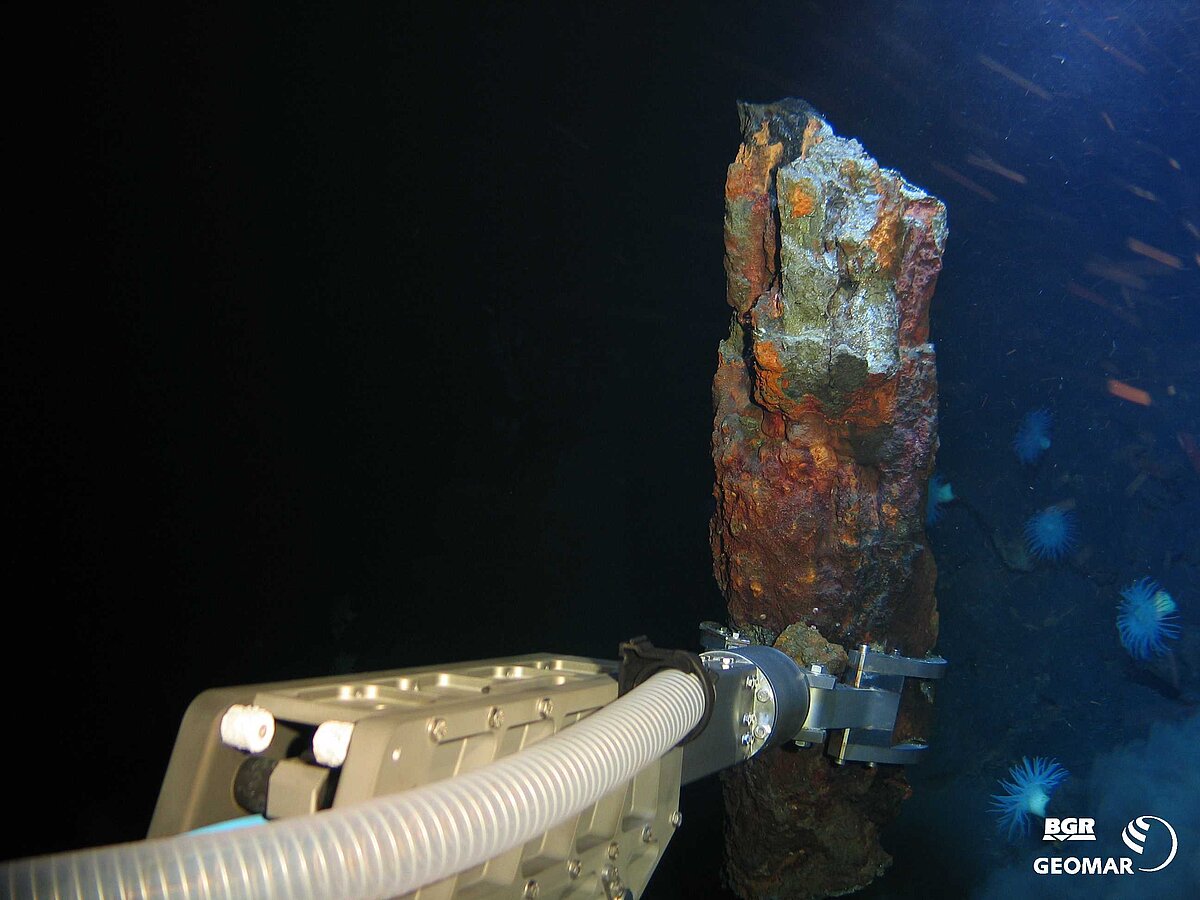 Zinkreiches Schlotfragment (3320 m).