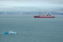Das Forschungsschiff Akademik Tryoshnikov in der Inostatseva-Bucht (Novaya Semlya). Quelle: Swiss Polar Institute