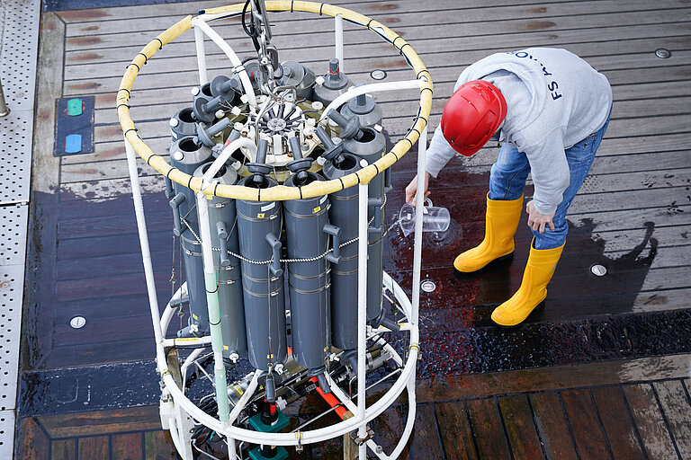 Eine CTD-Rosette steht an Bord der ALKOR