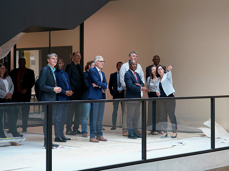 Rundgang im GEOMAR-Neubau mit dem kapverdischen Premierminister José Correia e Silva.