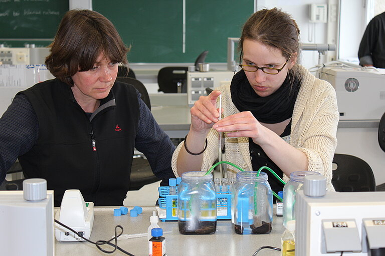 Konzentration und Sorgfalt sind auch bei der Bestimmung der Stoffwechselprodukte von Miesmuscheln gefordert. Foto: S. Dengg, GEOMAR