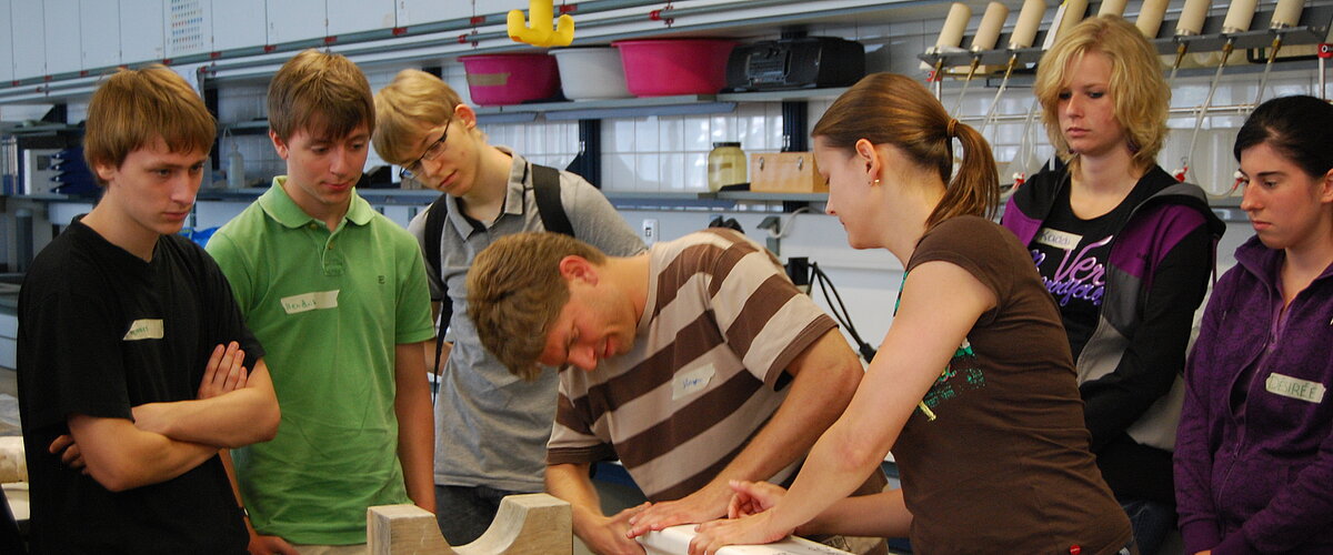 Bannerfoto: Jugendliche bei Vorführung