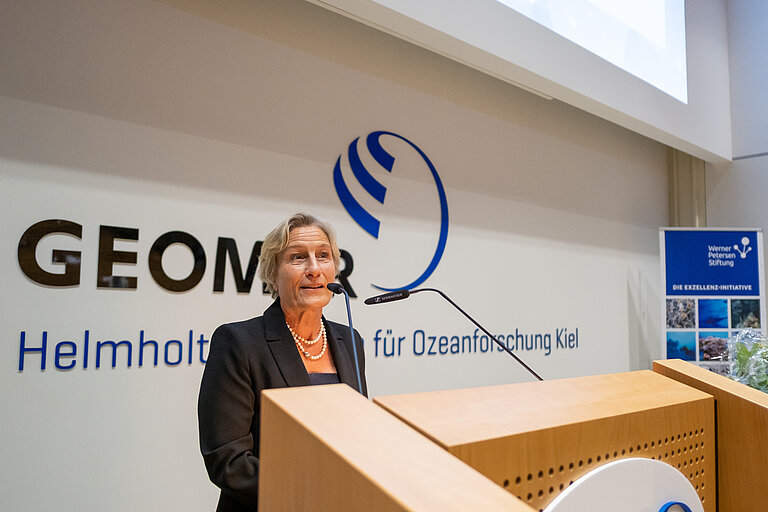  Prof. Dr. Nicole Dubilier am Rednerpult im GEOMAR-Hörsaal.