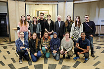 Kiels Stadtpräsident Hans-Werner Tovar (hinten, 4. v. re.) begrüßt die Teilnehmerinnen und Teilnehmer des GAME-Projekts 2020 in Kiel. Foto: Jan Steffen/GEOMAR