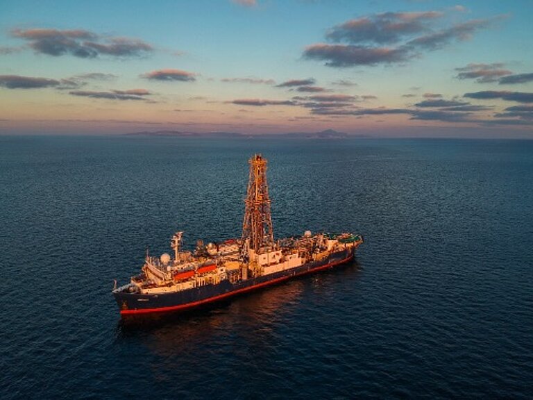 JOIDES Resolution und Santorini