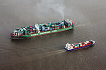 Shipping is the most important means of transport in international trade. Although ships produce fewer emissions per tonne of freight transported than trucks or freight trains, the extensive transport of goods by sea has far-reaching environmental consequences. The project ShipTRASE investigates the effects of global shipping on the ocean and society. Photo: Andreas Villwock