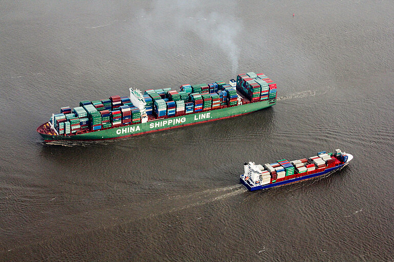 Shipping is the most important means of transport in international trade. Although ships produce fewer emissions per tonne of freight transported than trucks or freight trains, the extensive transport of goods by sea has far-reaching environmental consequences. The project ShipTRASE investigates the effects of global shipping on the ocean and society. Photo: Andreas Villwock