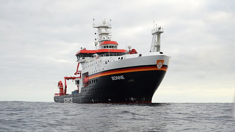 Ein Forschungsschiff auf dem Meer