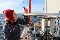 Begutachtung einer Wasserprobe während einer Ausfahrt mit dem Forschungskutter LITTORINA 