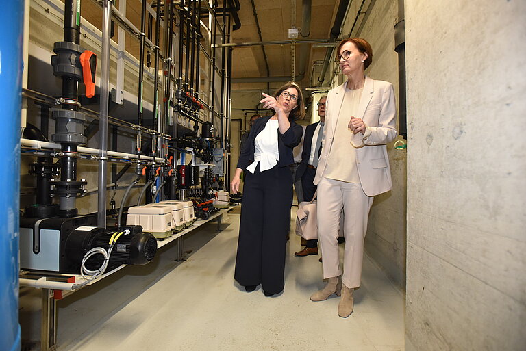 Bundes-Forschungsministerin Bettina Stark-Watzinger (rechts) und Professorin Dr. Katja Matthes, Direktorin des GEOMAR, in der Seewasserzentrale